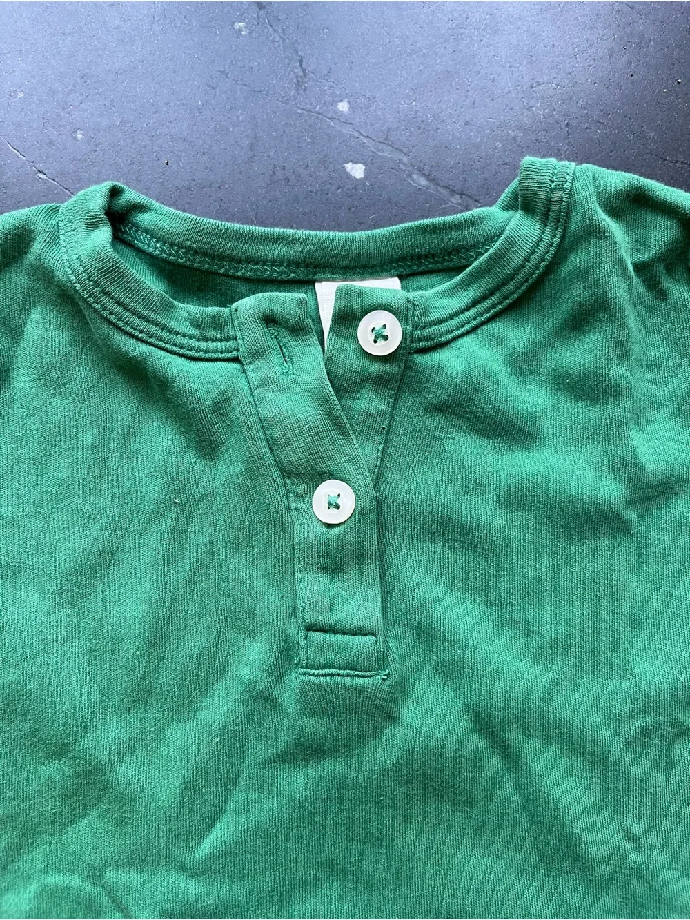 KATE QUINN - Green Organic Cotton Short Sleeve Henley Tee Shirt
